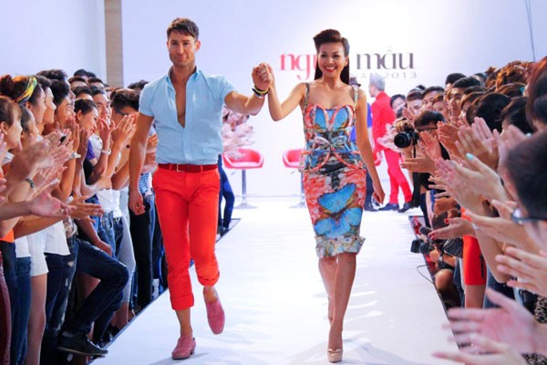 Thanh Hằng và người mẫu Úc Adam biểu diễn khả năng đi catwalk để các thí sinh có thể bắt trước